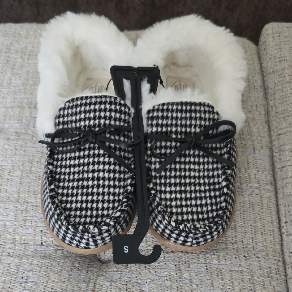 ST. JOHN'S BAY WOMEN'S BLACK AND WHITE CHECKERED FAUX FUR SLIPPERS SMALL 5-6